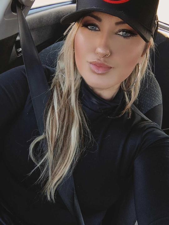 kykonimi, 24 years old from Austria