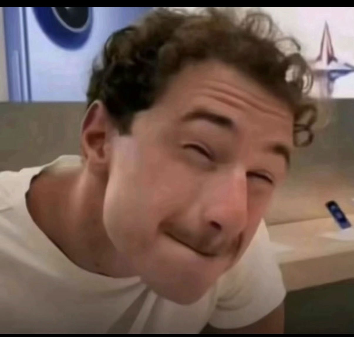 larizmendi000's Cover Photo