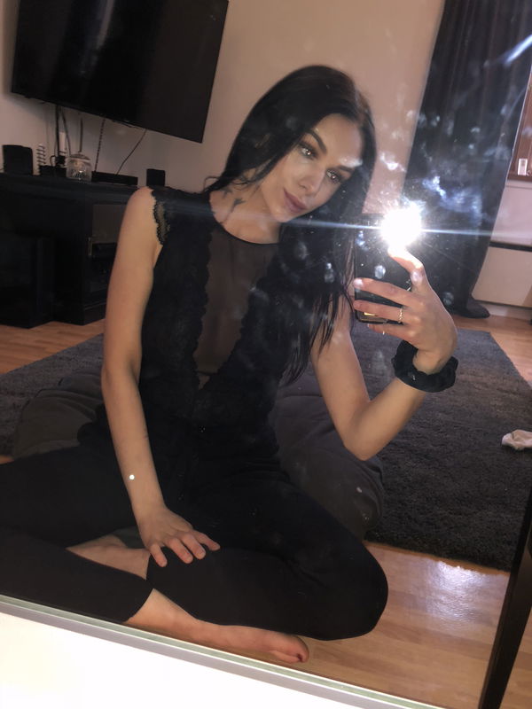 tracey988, 22 years old from United Kingdom