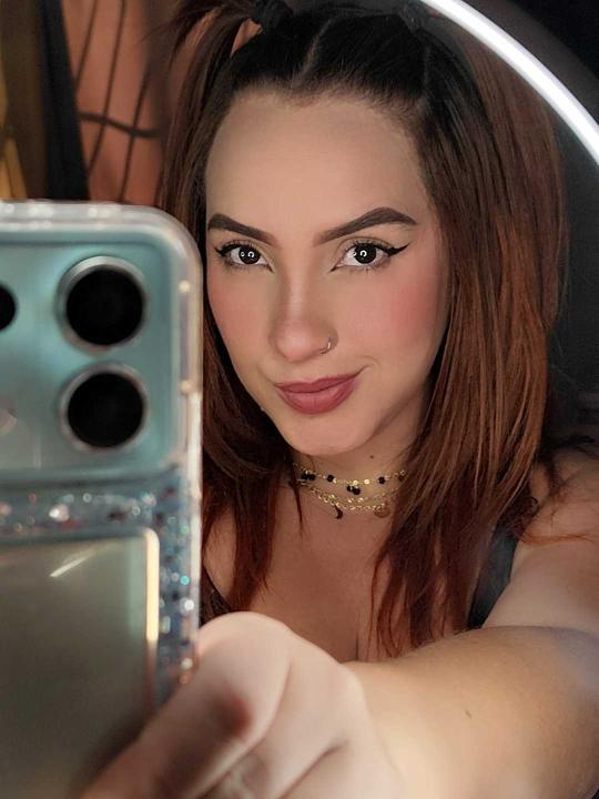 qoxyva, 24 years old from United Kingdom