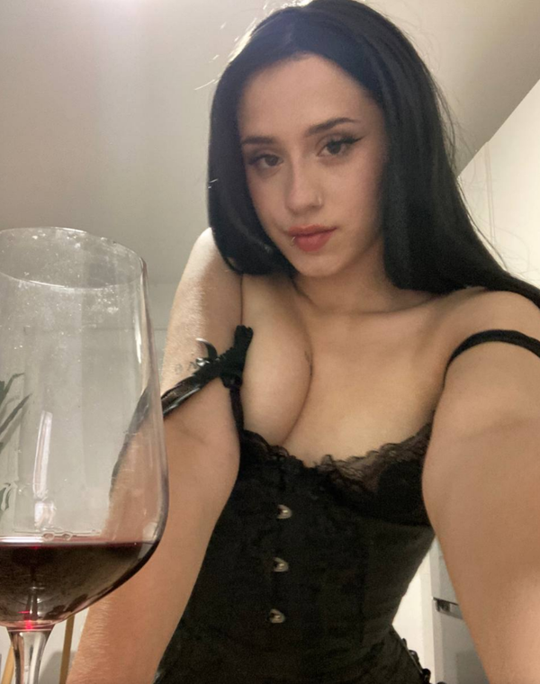 Ava8x, 23 years old from United Kingdom