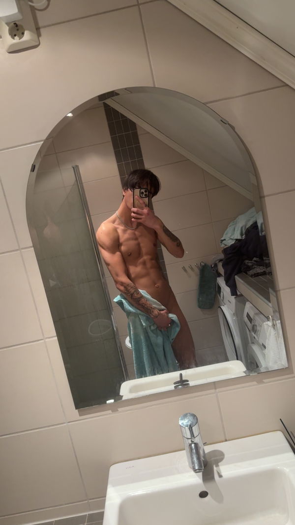 Adrian, 21 years old from Norway