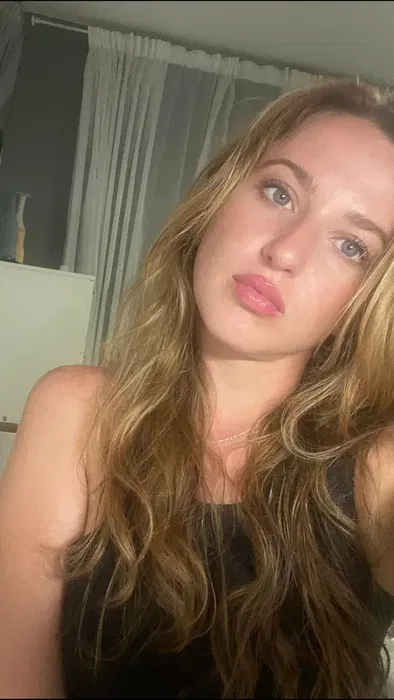 wufaryli, 22 years old from Canada