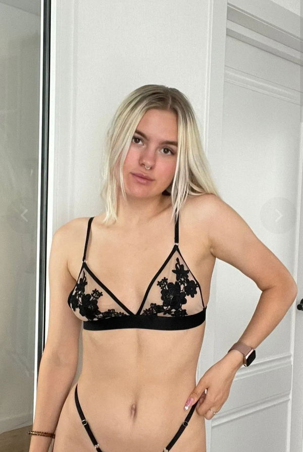 rotanila, 22 years old from United Kingdom