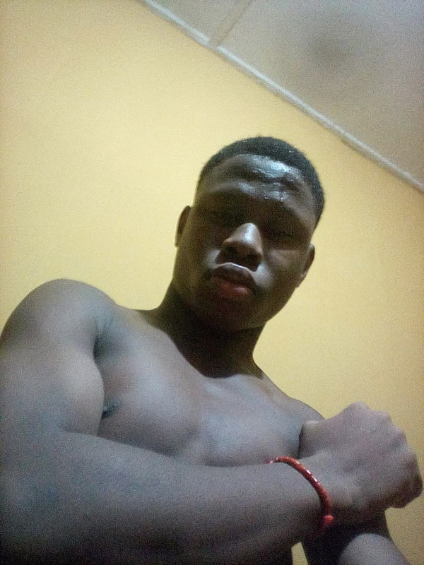 Deeloe, 20 years old from Nigeria