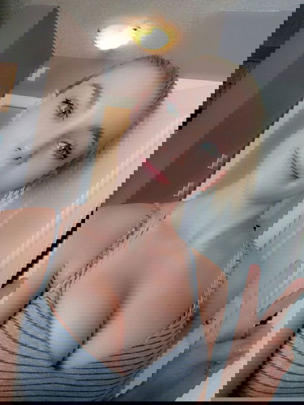 wavita2428, 25 years old from Canada