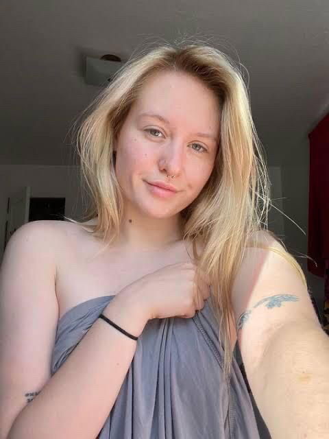 Eny6566, 20 years old from Iceland