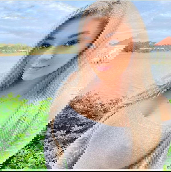 Anne899, 20 years old from United States