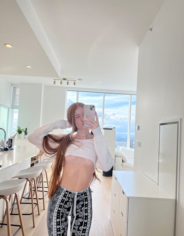 Caroline56, 21 years old from United States