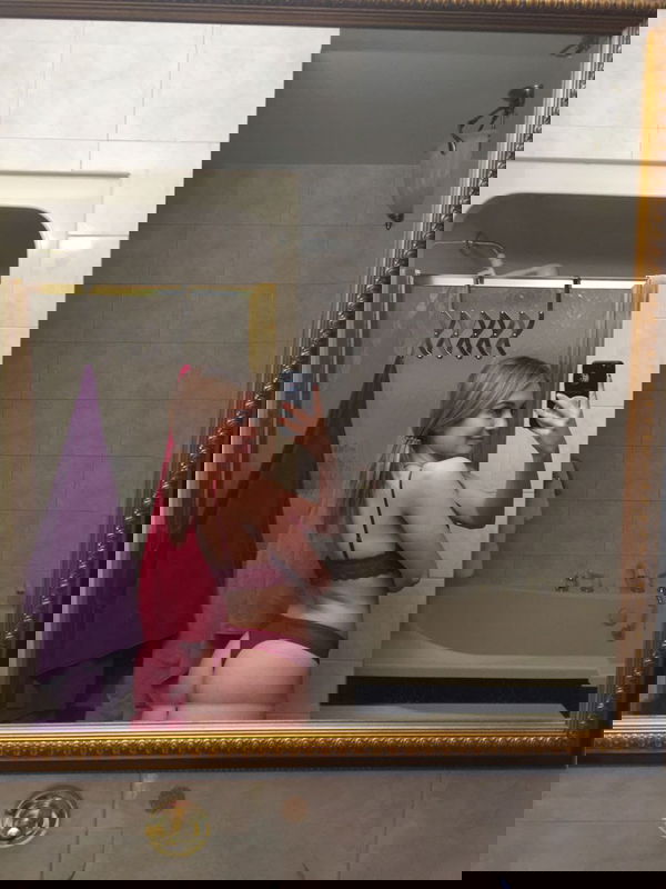 gmonya, 20 years old from United States