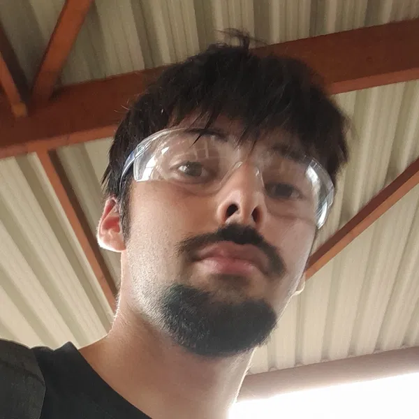 Lo, 19 years old from France