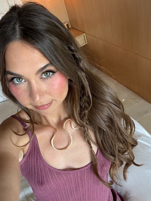 abygjyim, 21 years old from Canada