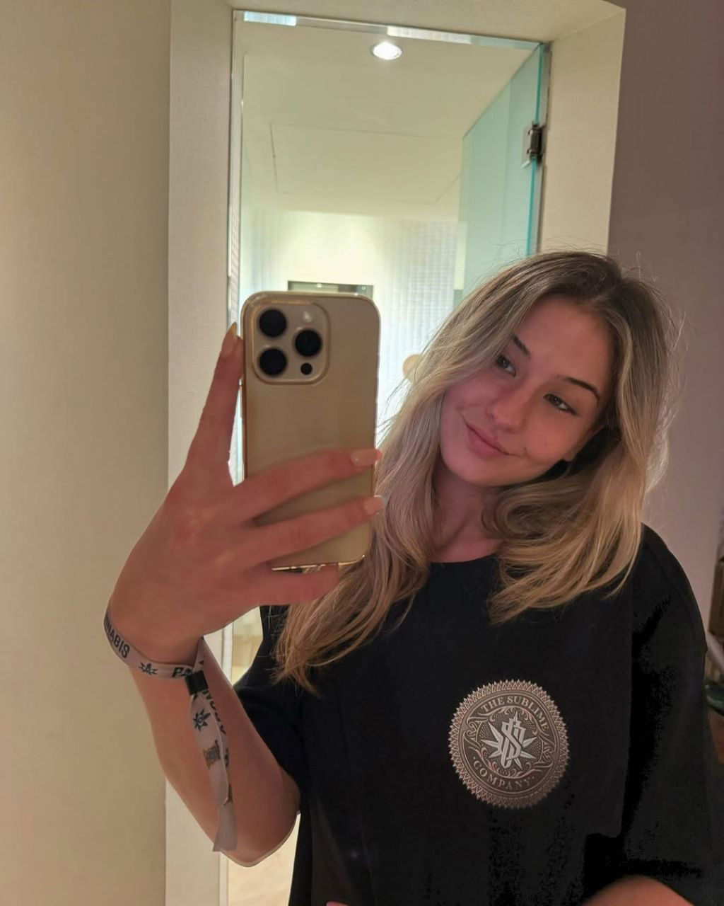 qween8233's Cover Photo