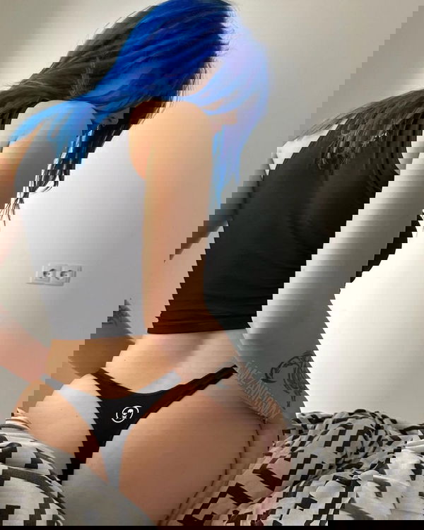 zecizi, 26 years old from Canada