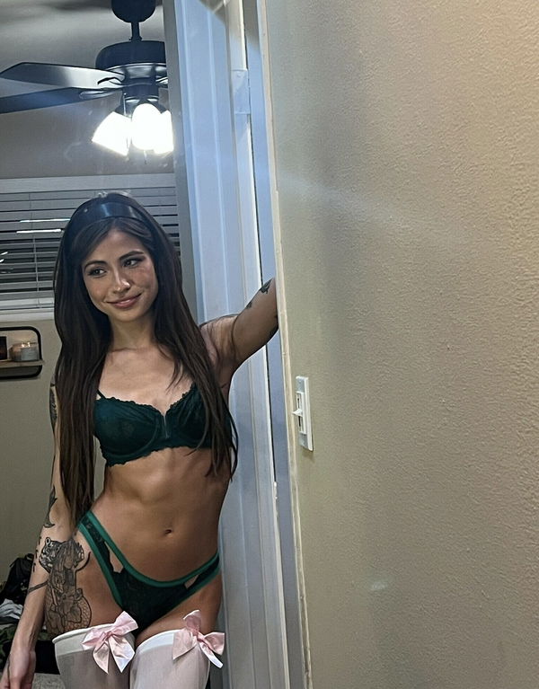 HoNEy, 21 years old from United States