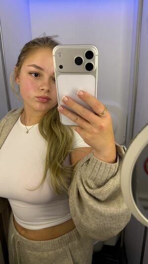 vejed78934, 25 years old from Canada