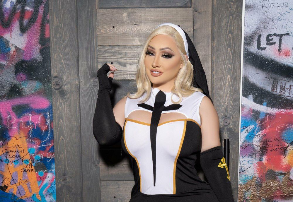 DoraA097, 20 years old from United Kingdom