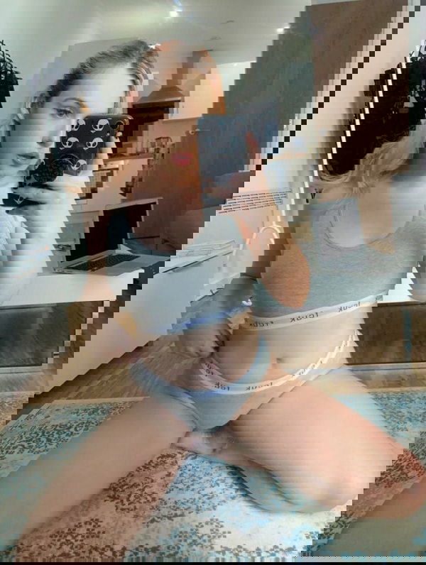 Elisharose99, 19 years old from United States