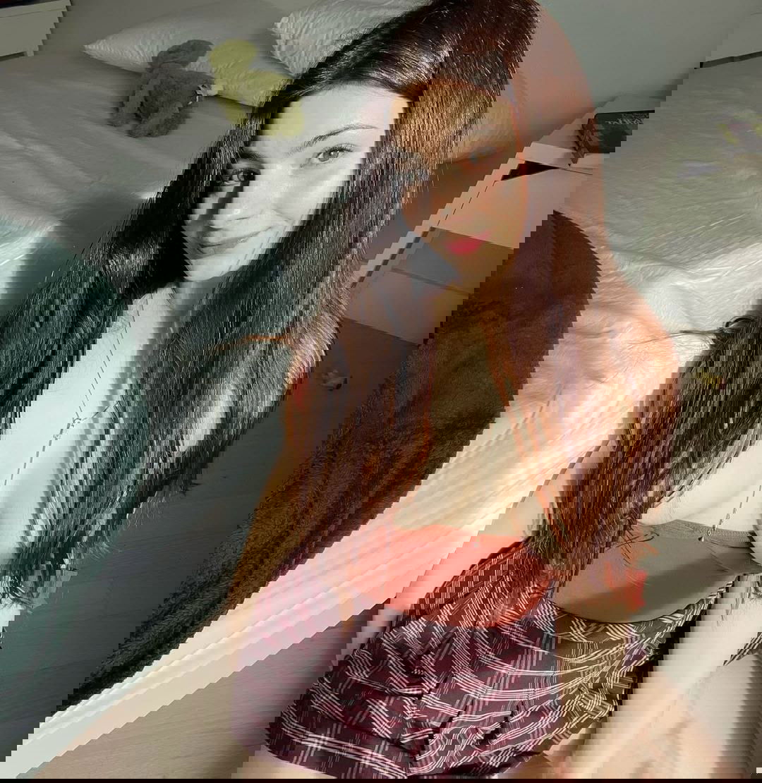 behira, 19 years old from Germany