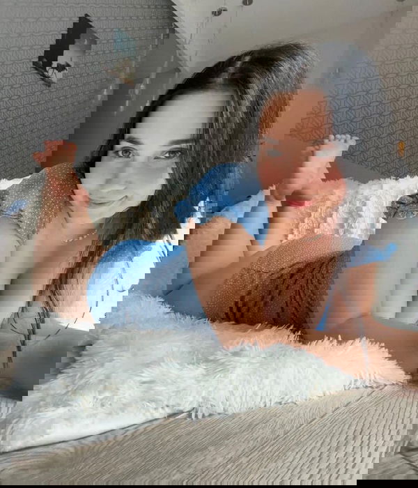 Ella--46, 21 years old from United Kingdom