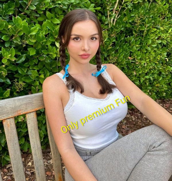 Amira222, 20 years old from United States