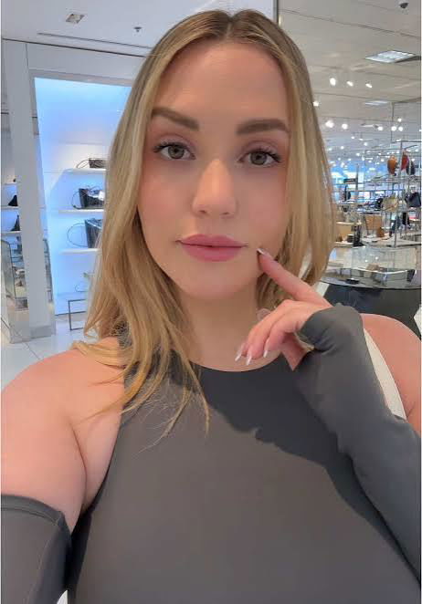 Elliehot's Cover Photo