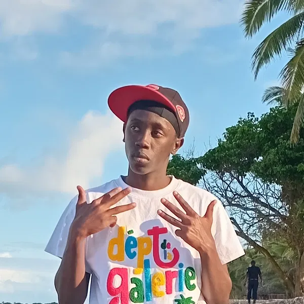 just43757, 18 years old from Kenya