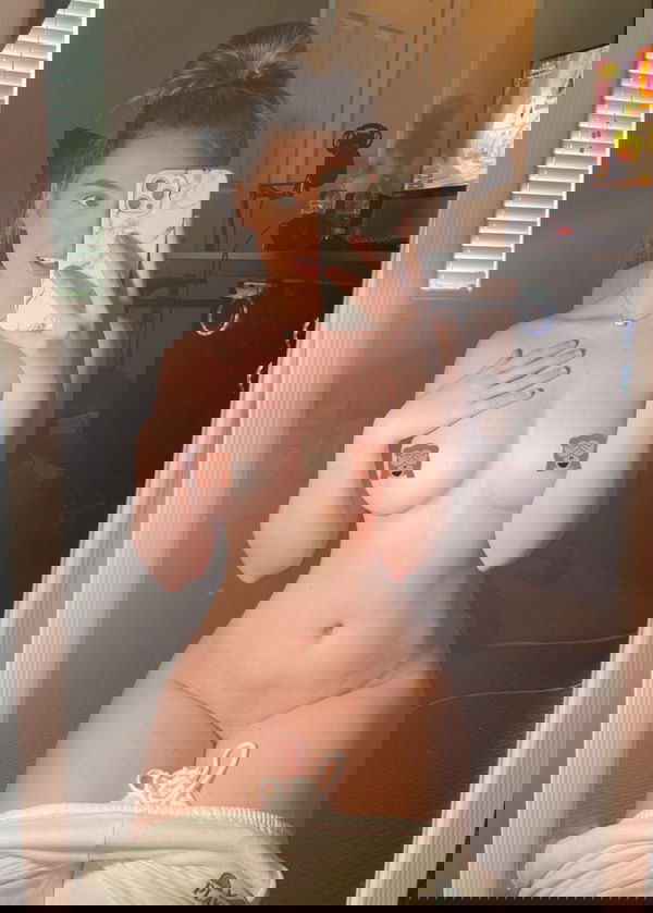 bathroomGirl, 21 years old from United States