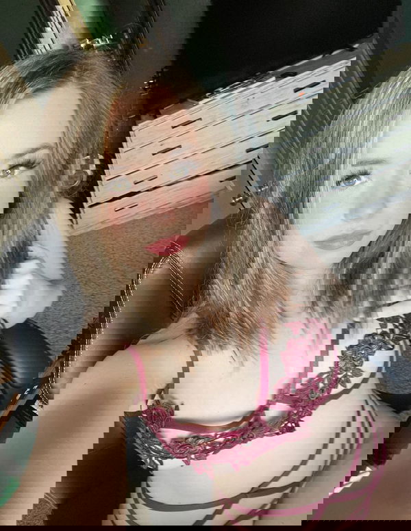 RemeniMilk, 23 years old from United Kingdom