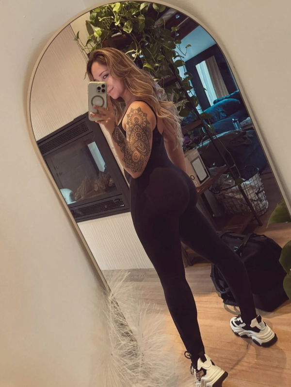 ymuvolzx, 21 years old from United States