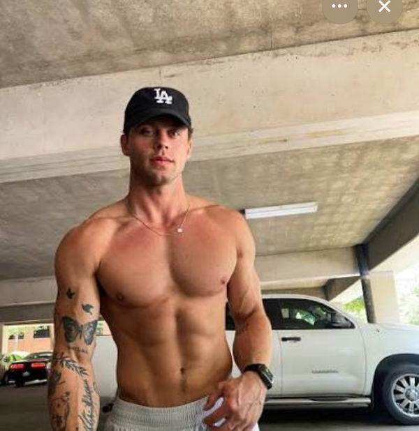 b67373105, 21 years old from United States