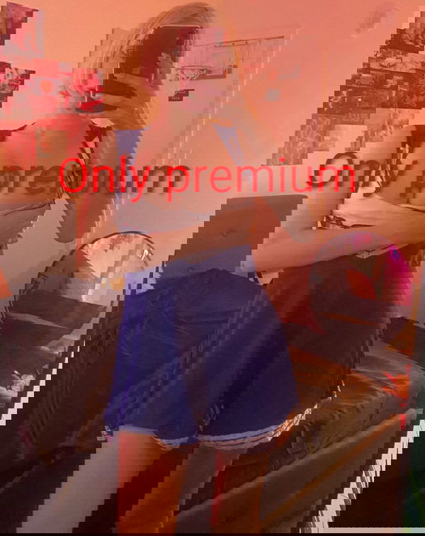 innelinne, 21 years old from United Kingdom