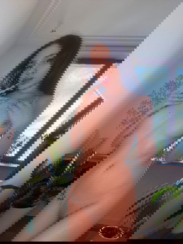 melahok935, 22 years old from Canada