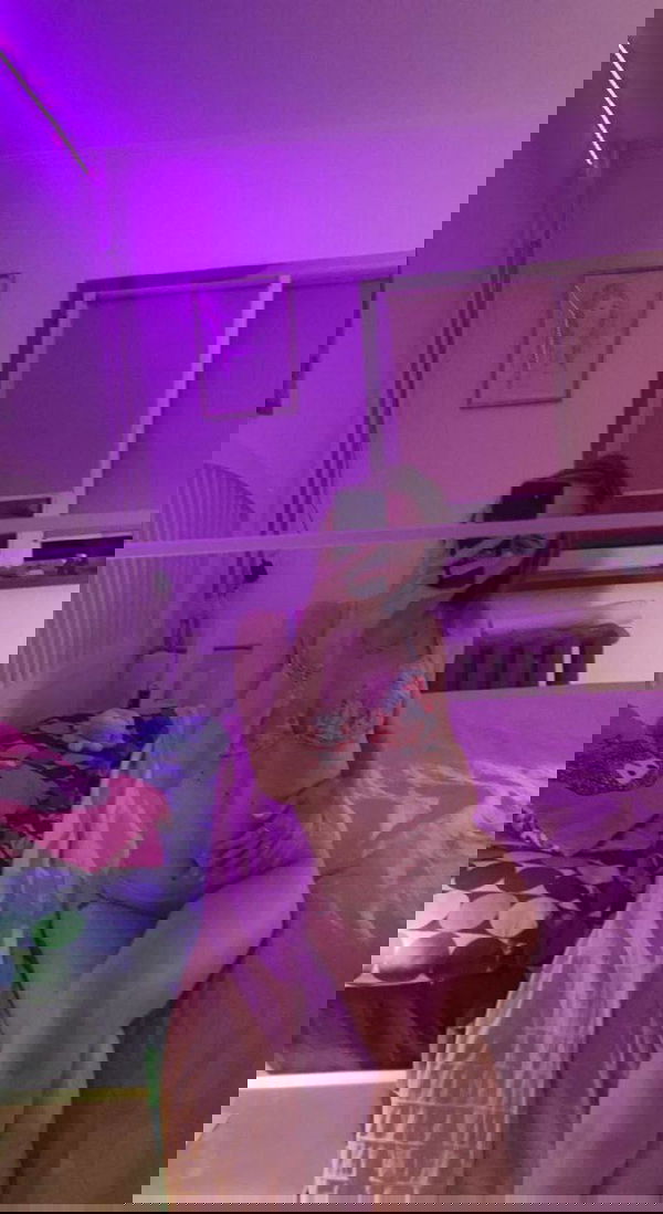 vajvazy, 21 years old from Canada