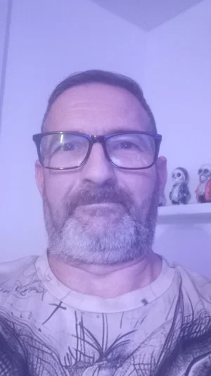 274, 52 years old from United Kingdom