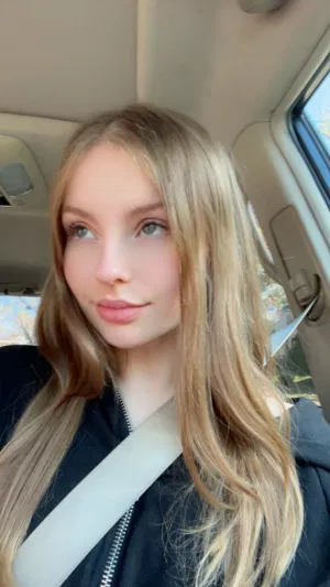 Elliex3, 19 years old from United States