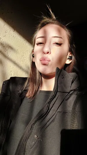 Desi2827, 22 years old from United States