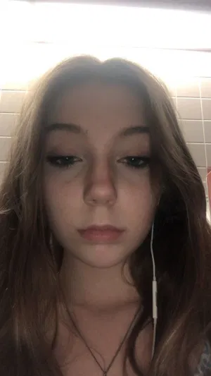 Cumgirl123, 19 years old from United States