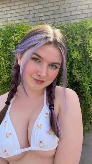 malana687, 19 years old from Canada