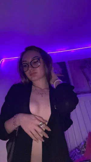 Alinum11, 20 years old from United Kingdom