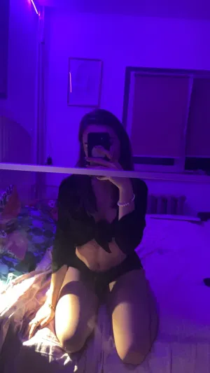 Saragsha6161, 20 years old from United Kingdom