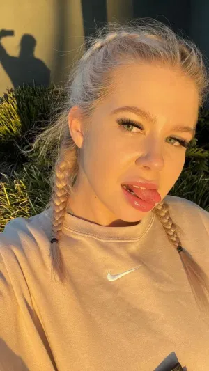 Zara75689, 22 years old from United States