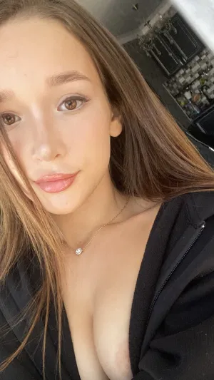 Elliex5hg, 19 years old from United States