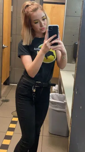 Hallie, 19 years old from Germany