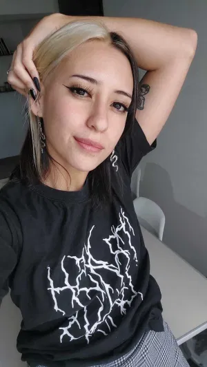 lona018, 19 years old from United States