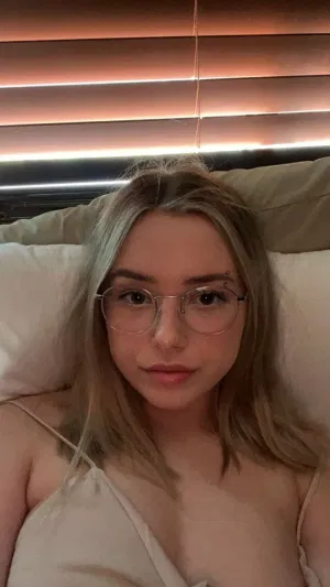 Elina210, 22 years old from United States