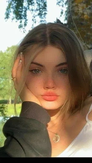 emily933, 22 years old from Belgium