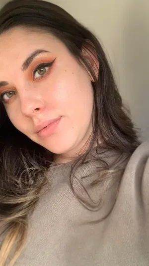 WhatsAppcome388, 19 years old from Canada