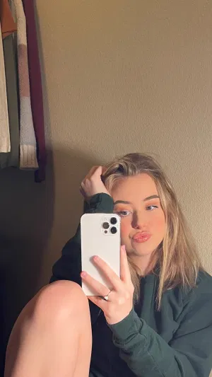 Ava942, 20 years old from United Kingdom