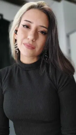 mikna, 25 years old from Canada